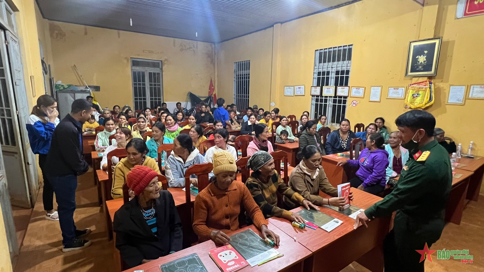 Lớp học xóa mù chữ ở thôn Phi Tô